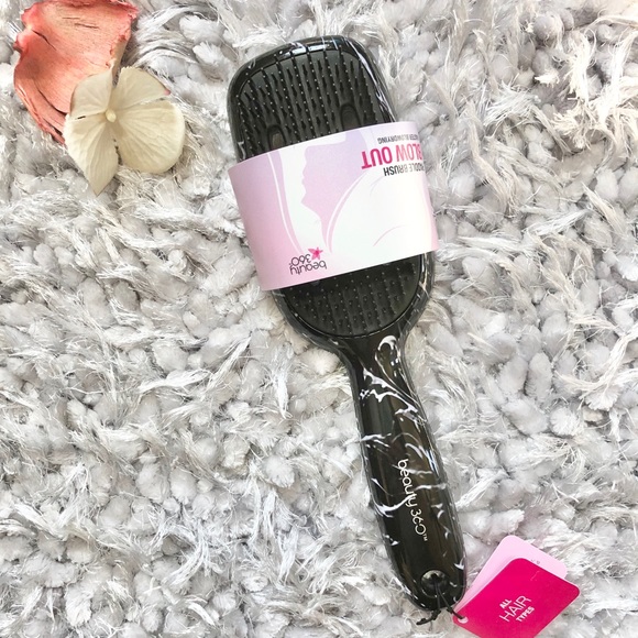 New with tags BLOW OUT PADDLE BRUSH FOR BLOWDRYING - Picture 1 of 3